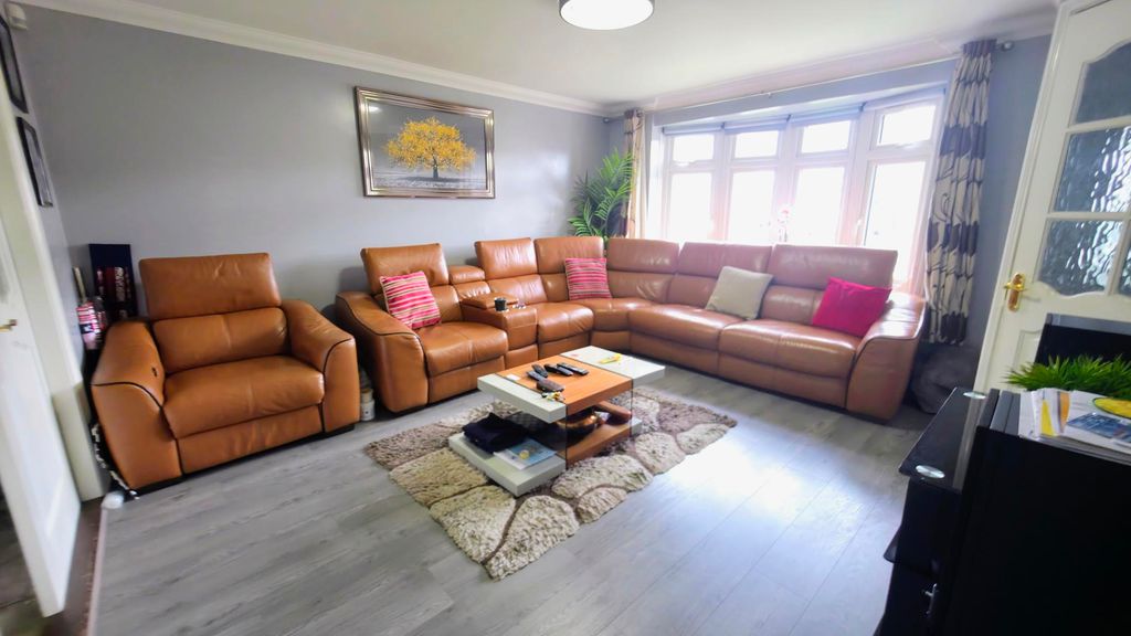 Property photo 2 of 17 Lounge