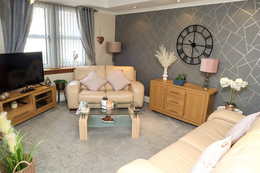 Property photo 2 of 17 Lounge