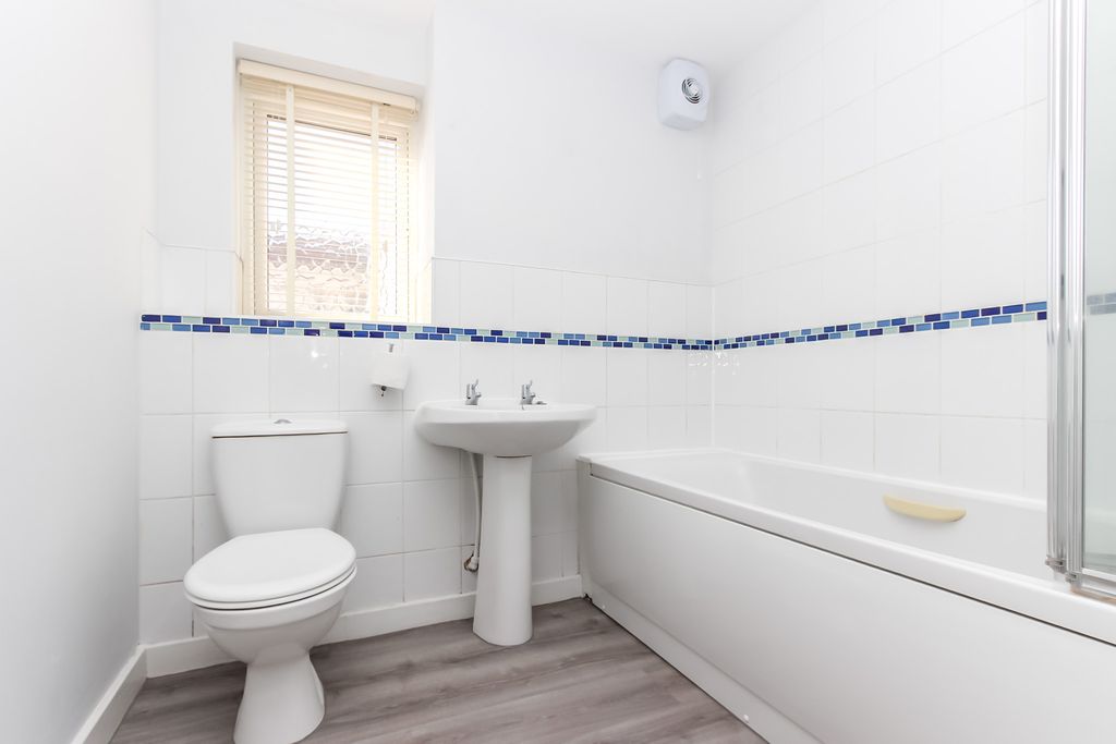 Property photo 3 of 7 Bathroom