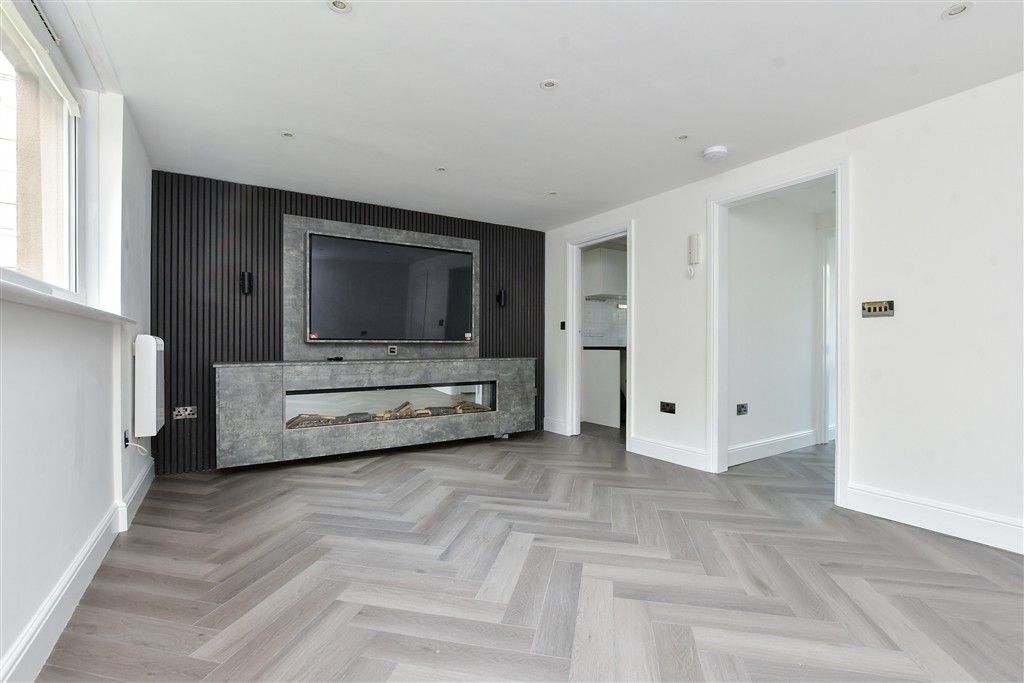 Property photo 3 of 6 Lounge / Bedroom