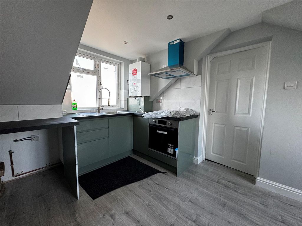 Property photo 1 of 6 Kitchen 2.Jpg
