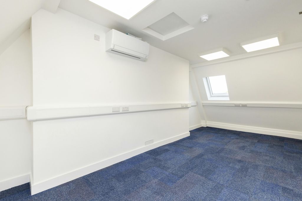 Property photo 2 of 9 303A Whitechapel Road 2.Jpg