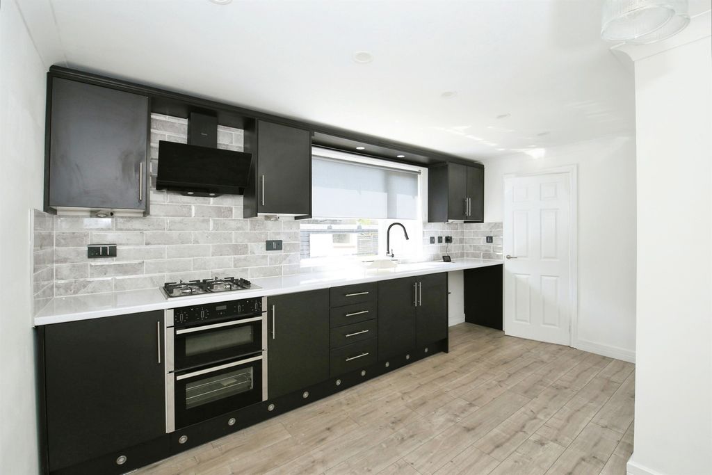 Property photo 2 of 10 Kitchen