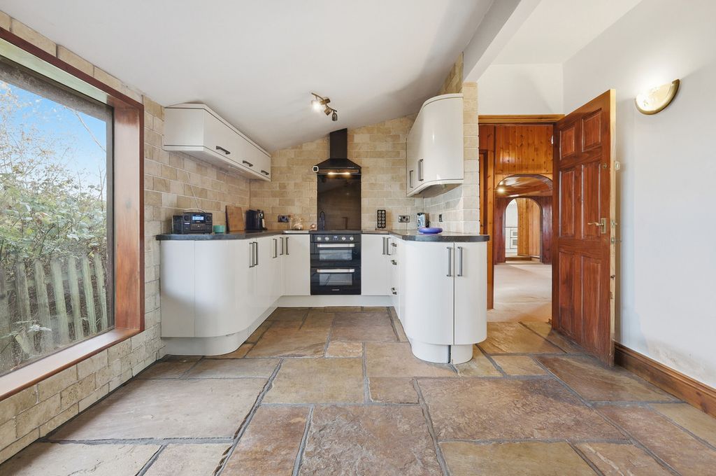 Property photo 3 of 27