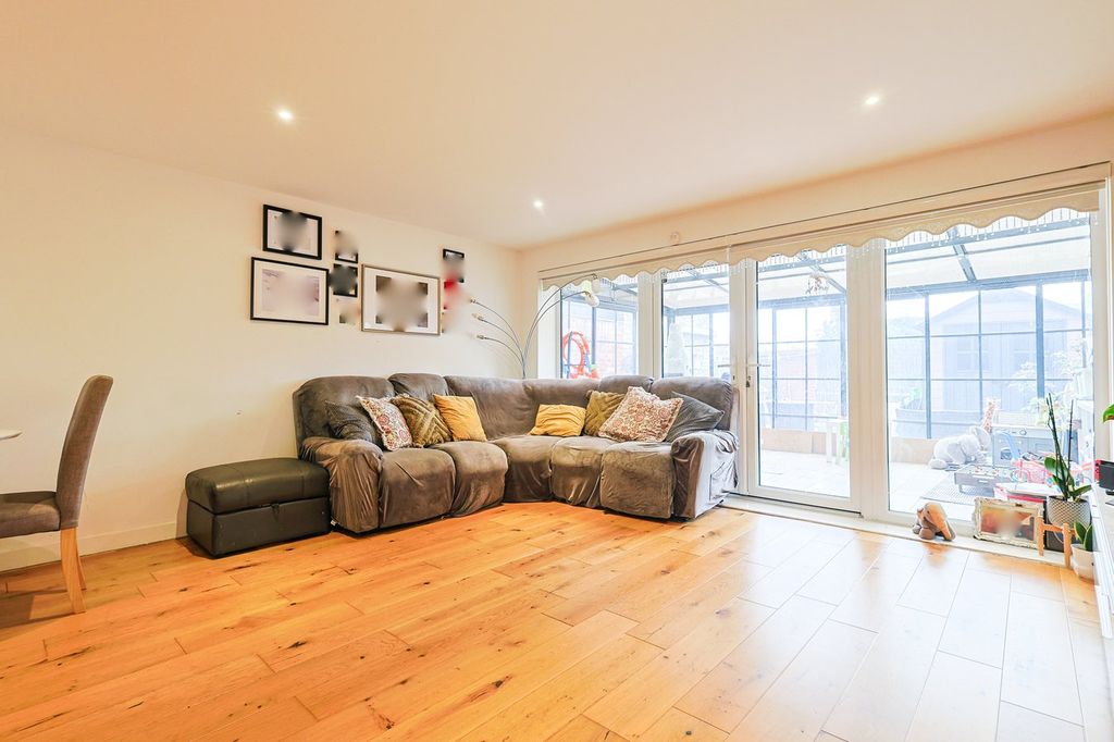 Property photo 2 of 23