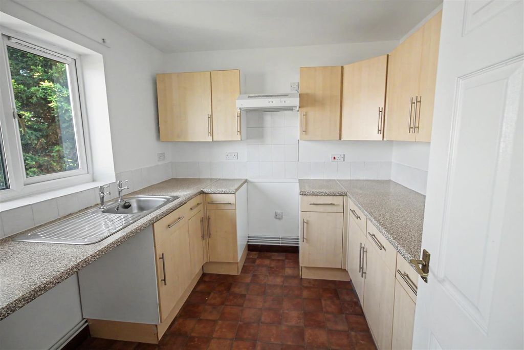 Property photo 3 of 8 Kitchen