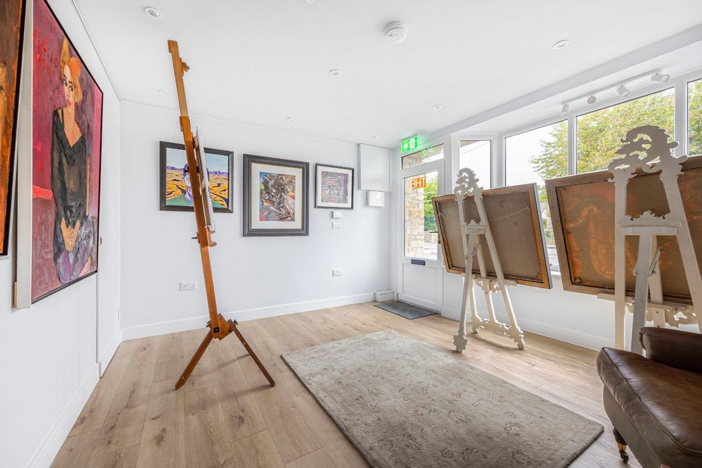 Property photo 1 of 11 Gallery