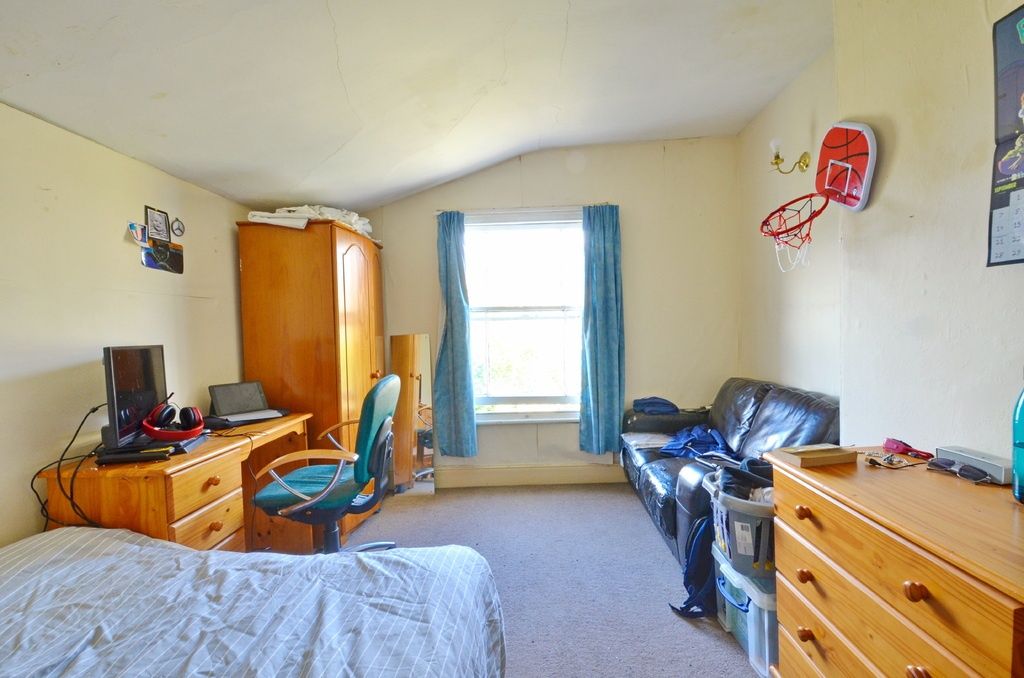 Property photo 3 of 12 Bright, Well-Kept Double Bedroom Featuring A Comfo...