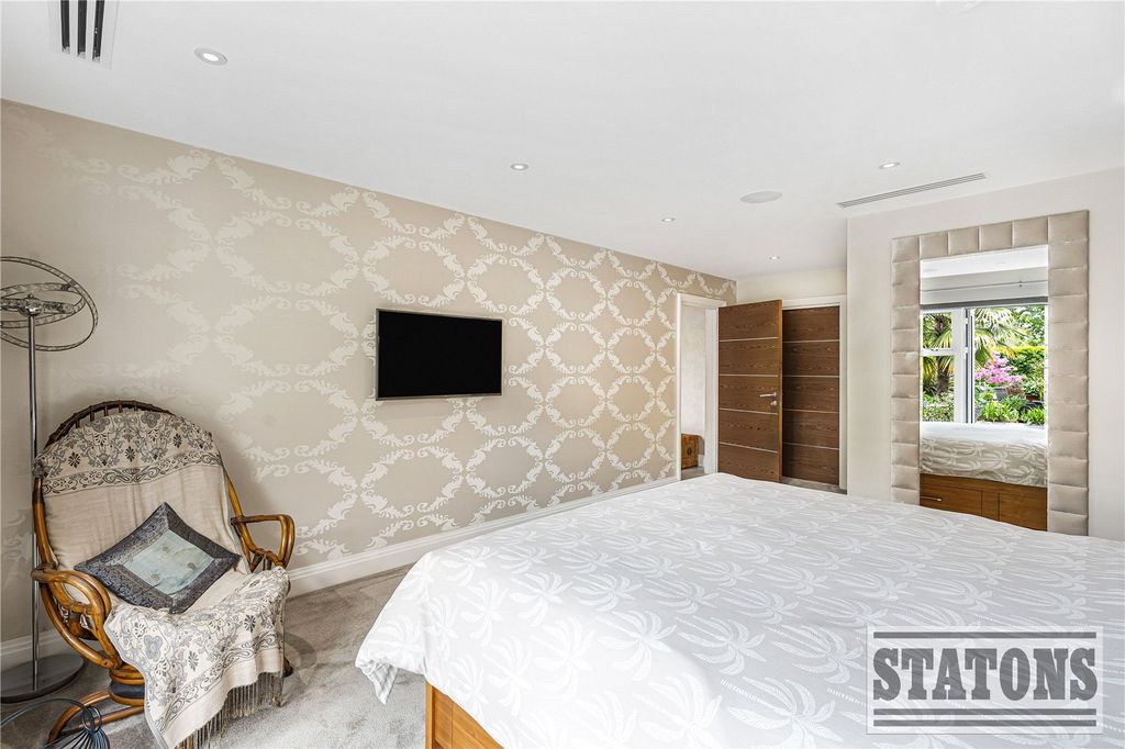 Additional image 8 of 3 bed flat for saleCockfosters Road, Cockfosters, Barnet EN4