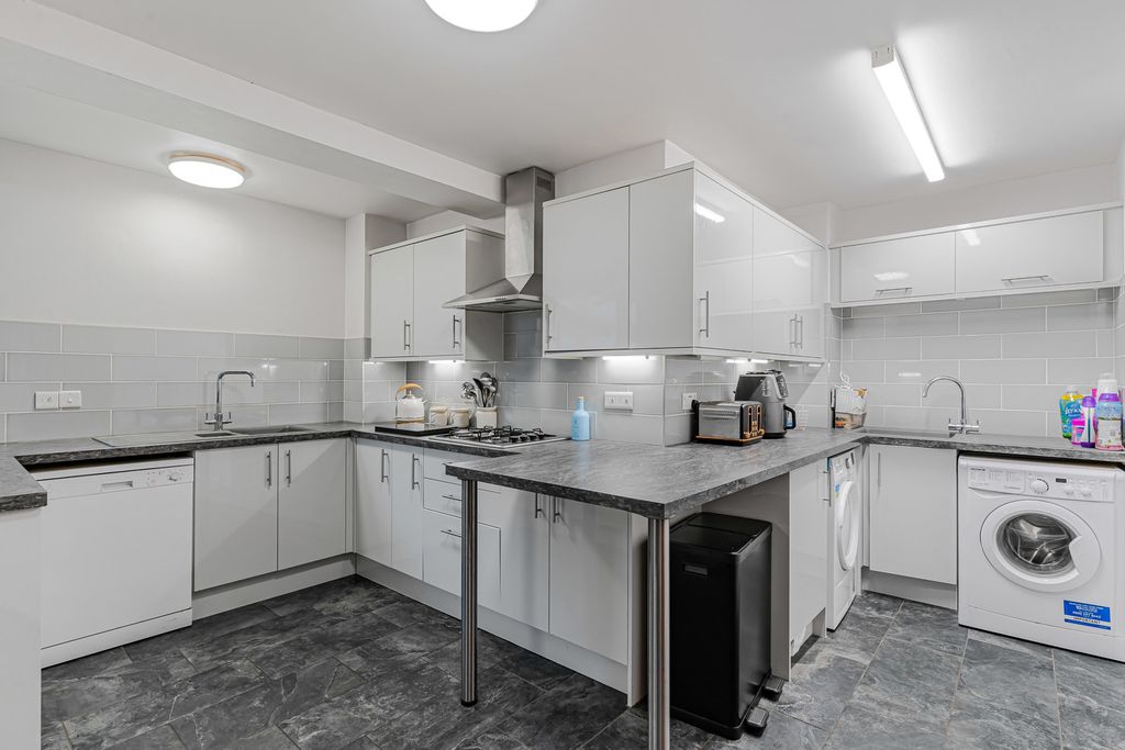 Property photo 2 of 31 Kitchen