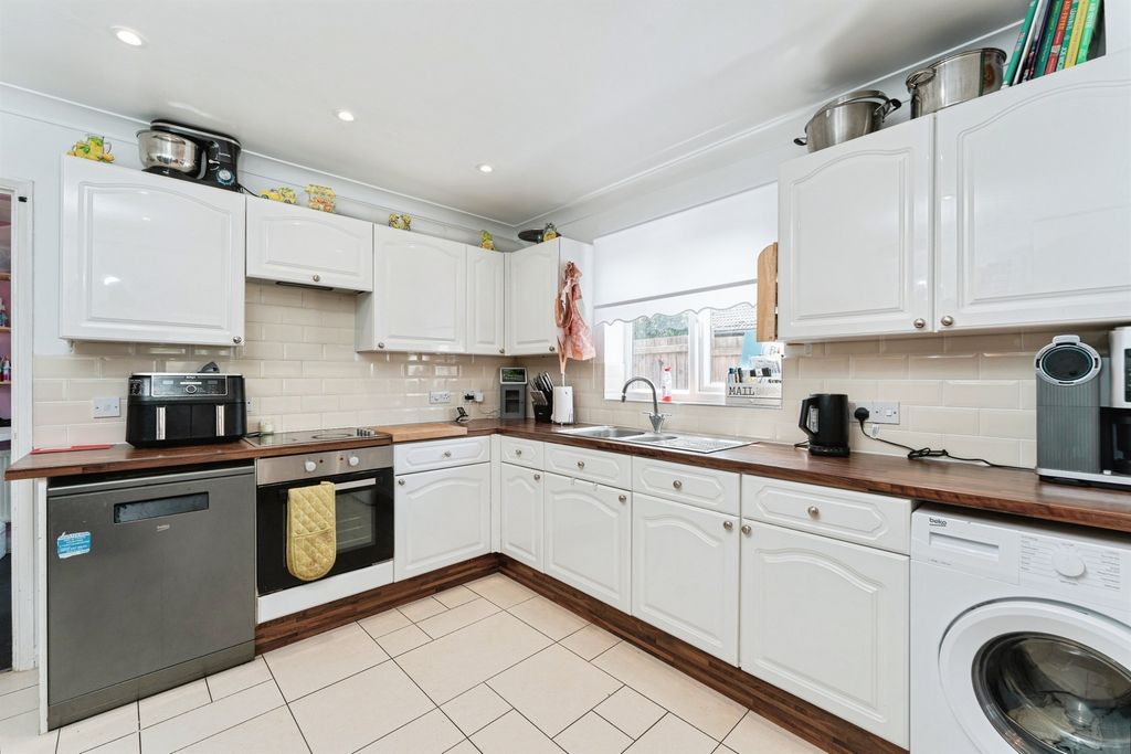 Property photo 2 of 21