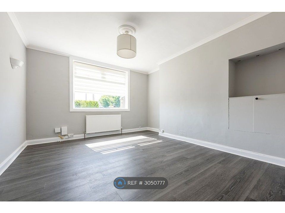 Property photo 1 of 17 Living Room