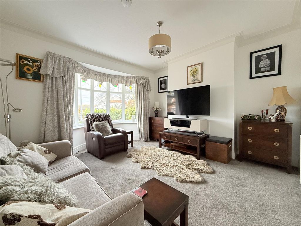 Property photo 2 of 34 Lounge