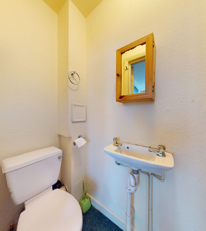 Property photo 3 of 10 Bathroom