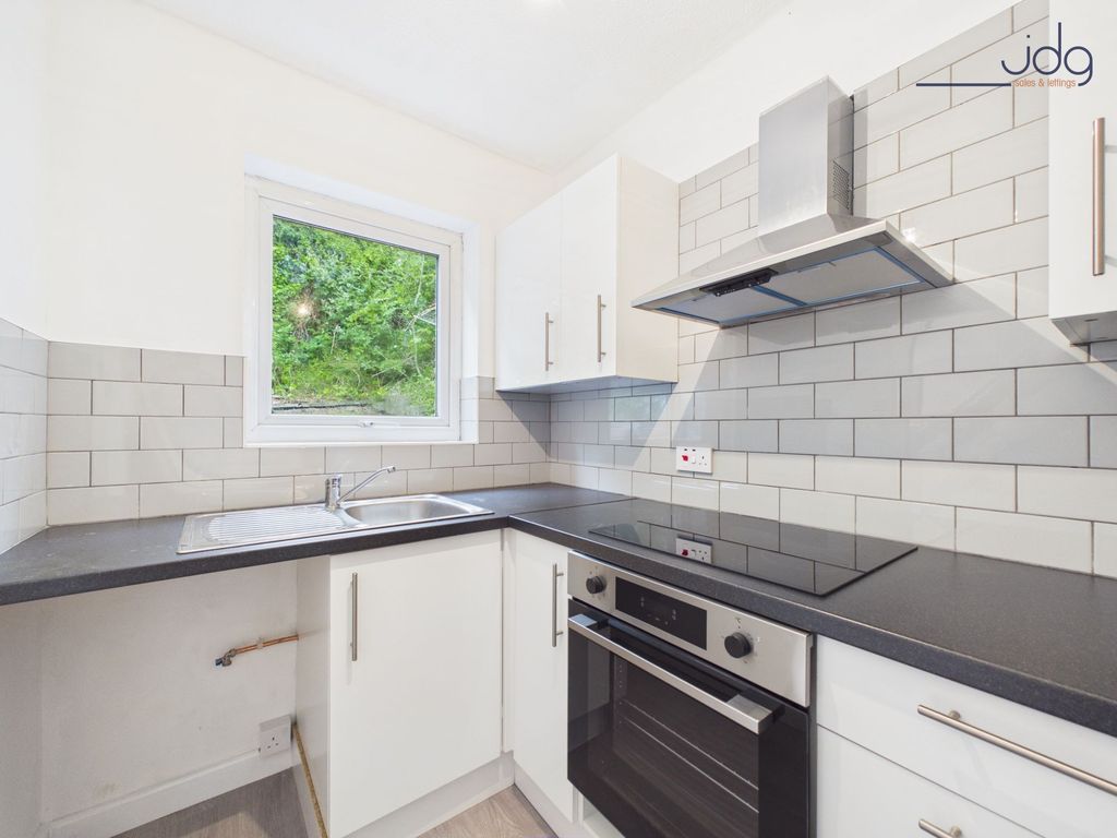 Property photo 3 of 7 Modern Kitchen
