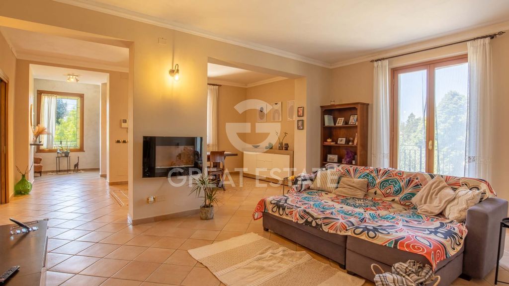 Property photo 2 of 38 Interiors