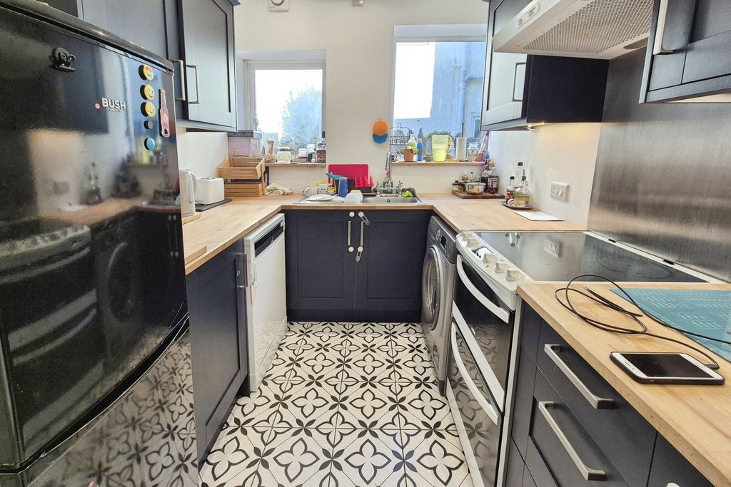 Property photo 2 of 12 Kitchen