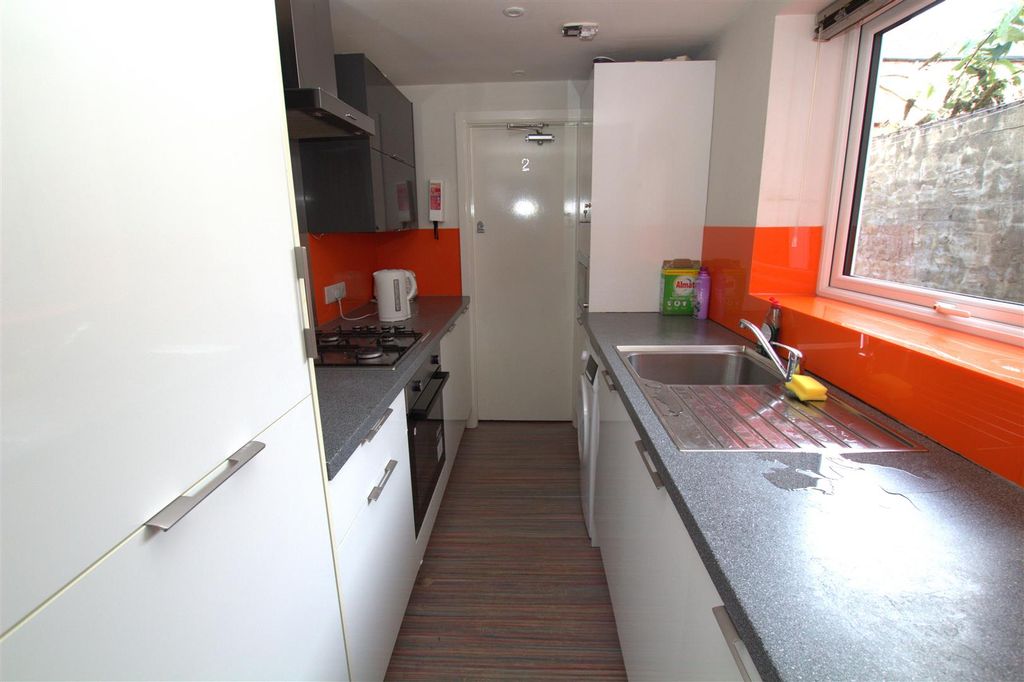 Property photo 3 of 11 Kitchen.Jpg