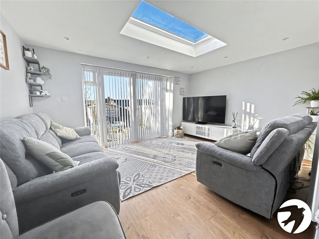 Property photo 2 of 32 Picture No. 15