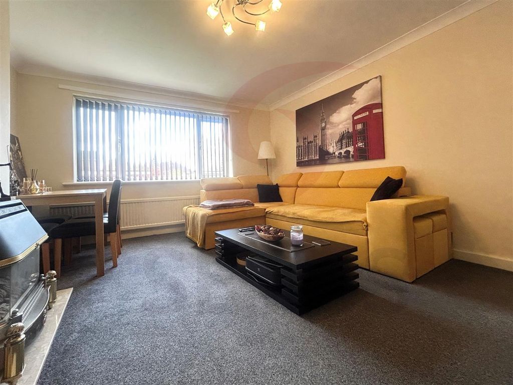 Property photo 3 of 8 Lounge