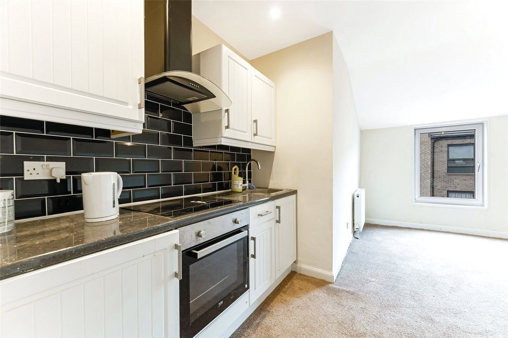 Property photo 3 of 10 Kitchen