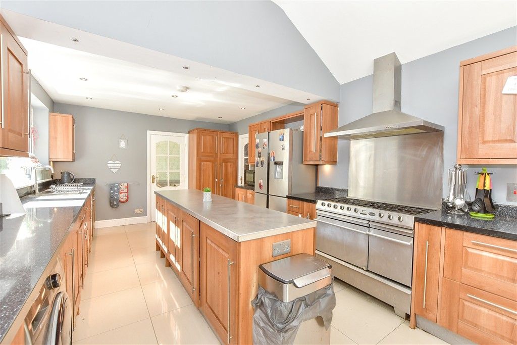 Property photo 3 of 10 Kitchen