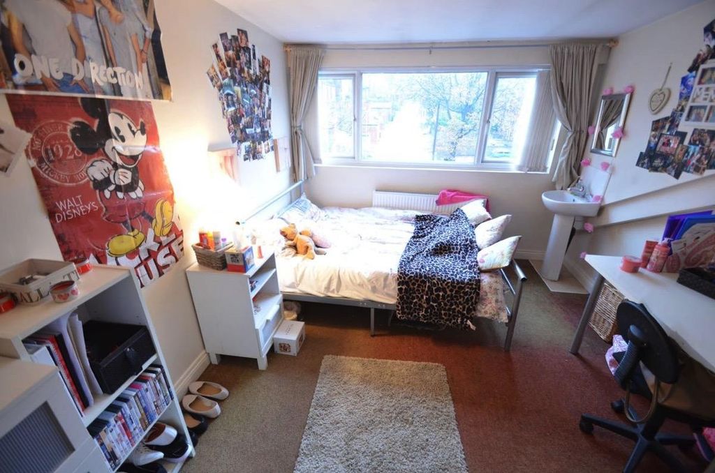 Property photo 1 of 15 Bright, Well-Lit Single Bedroom With A Large Front...