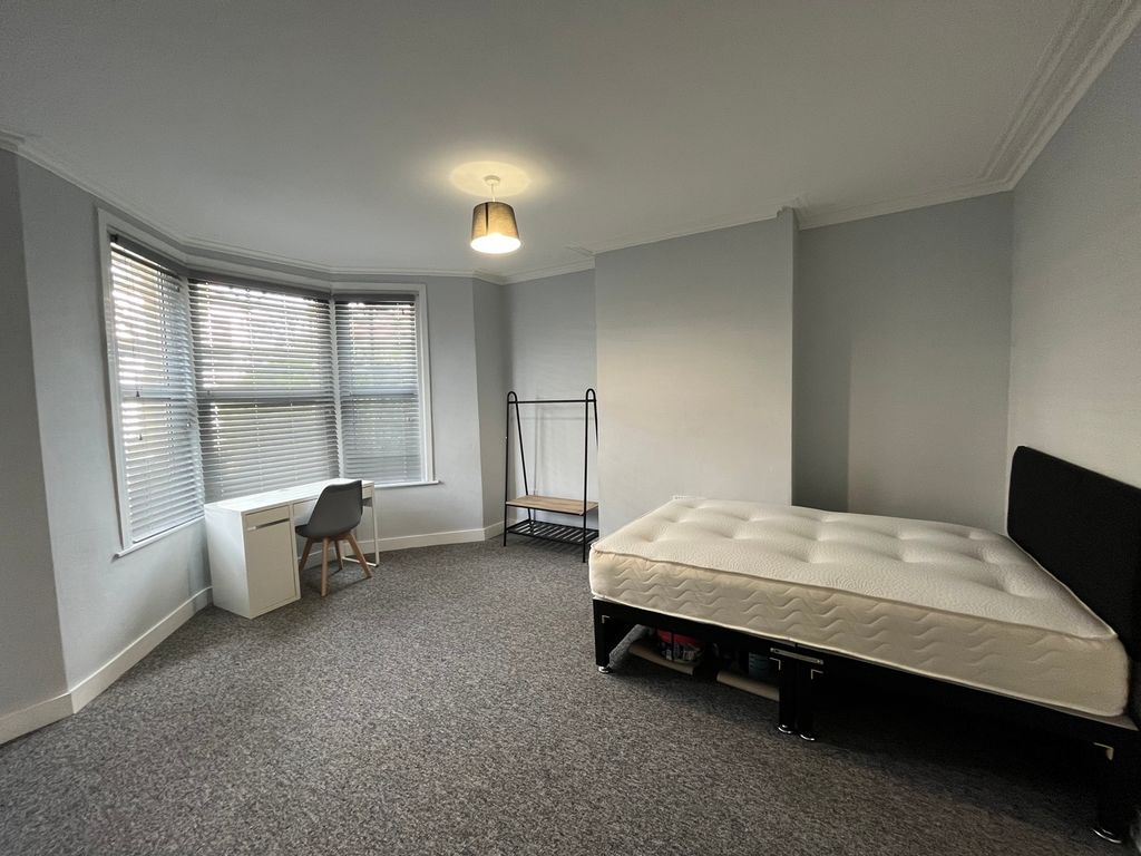 Property photo 1 of 9 A Spacious And Bright Double Bedroom Featuring A c...