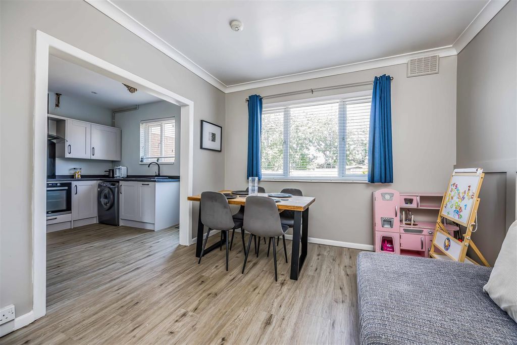 Property photo 3 of 21 1 Gitsham Gardens, Waterlooville-Small-Porticomark