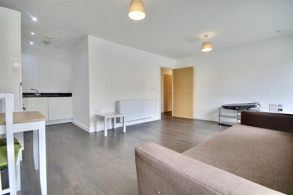 Property photo 3 of 10 325Da183-96E9-471C-A228-B7B7A794028A_1_201_A.Jpeg