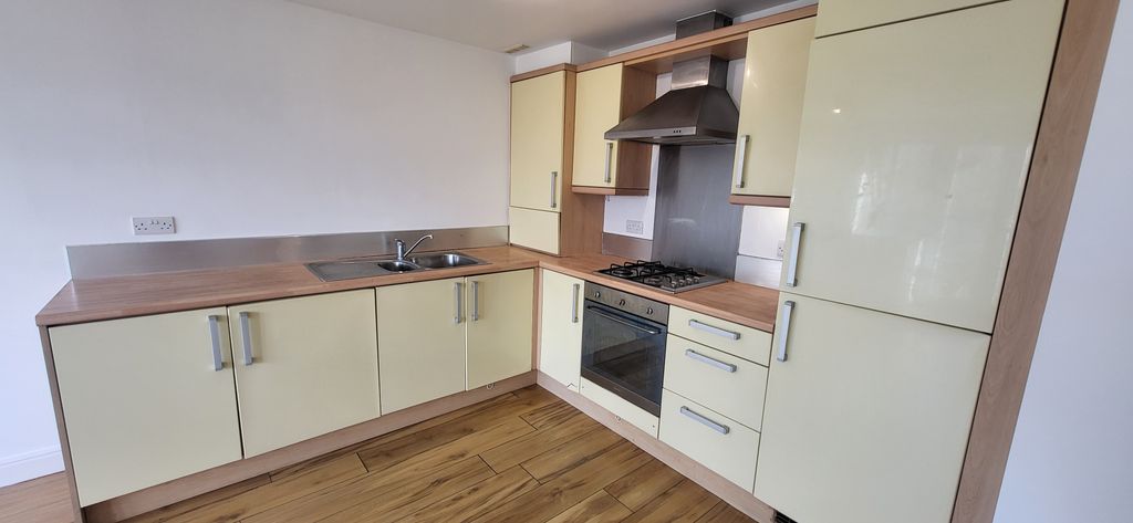 Property photo 3 of 8 Kitchen