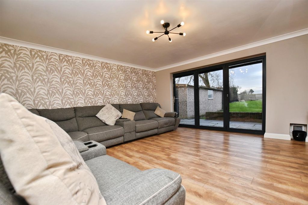 Property photo 2 of 22 Lounge