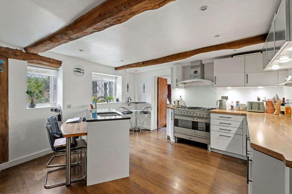 Property photo 3 of 25 Kitchen/Breakfast