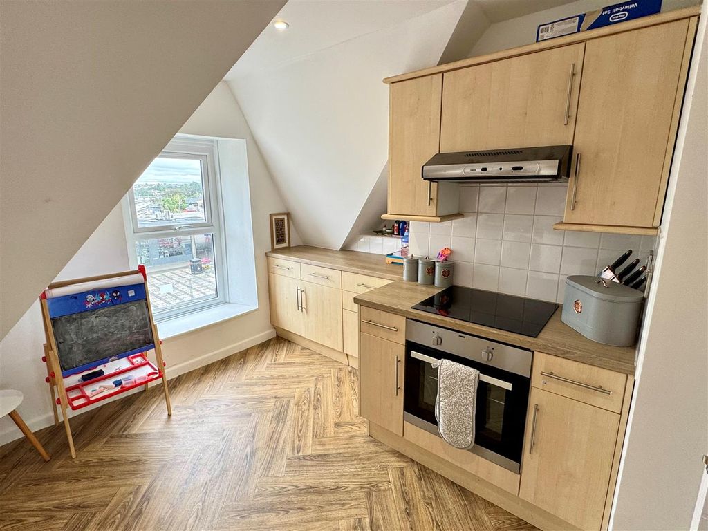 Property photo 3 of 9 Second Floor Flat, 12A Cliff Road Kitchen