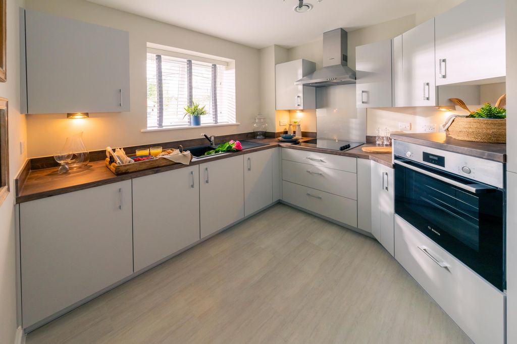 Property photo 3 of 17 Kitchen