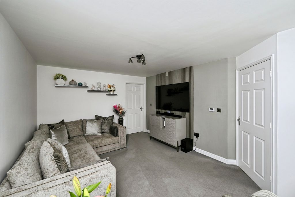 Property photo 3 of 17 Lounge