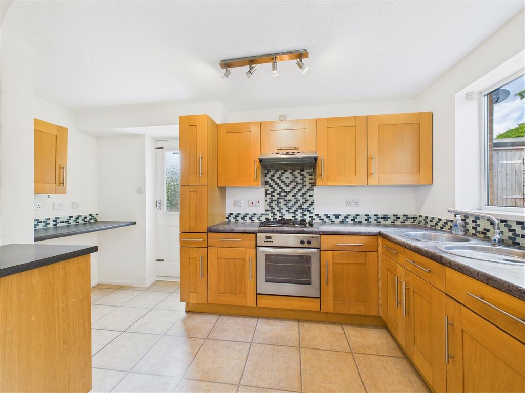 Property photo 2 of 11 Kitchen