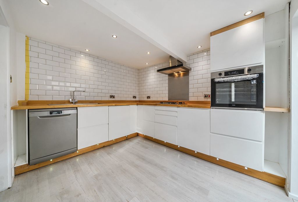 Property photo 2 of 20 1374044-13-690c7F...