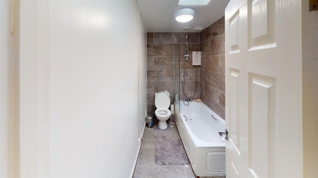 Property photo 1 of 10 Bathroom