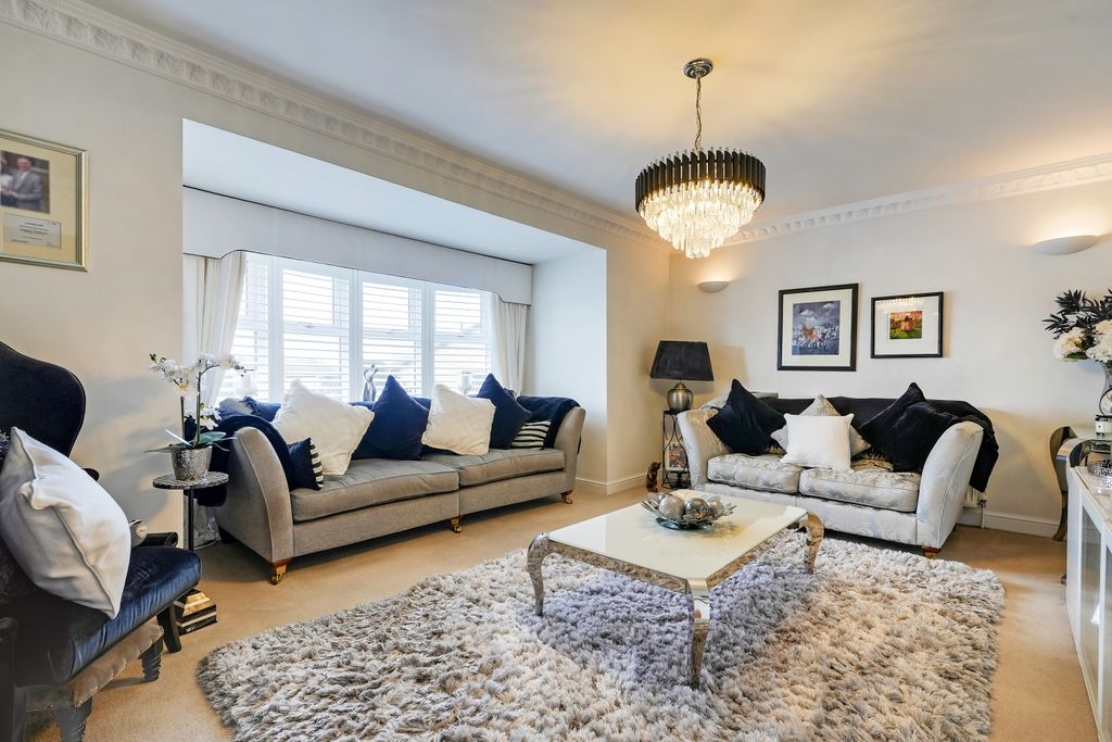 Property photo 3 of 30 Lounge