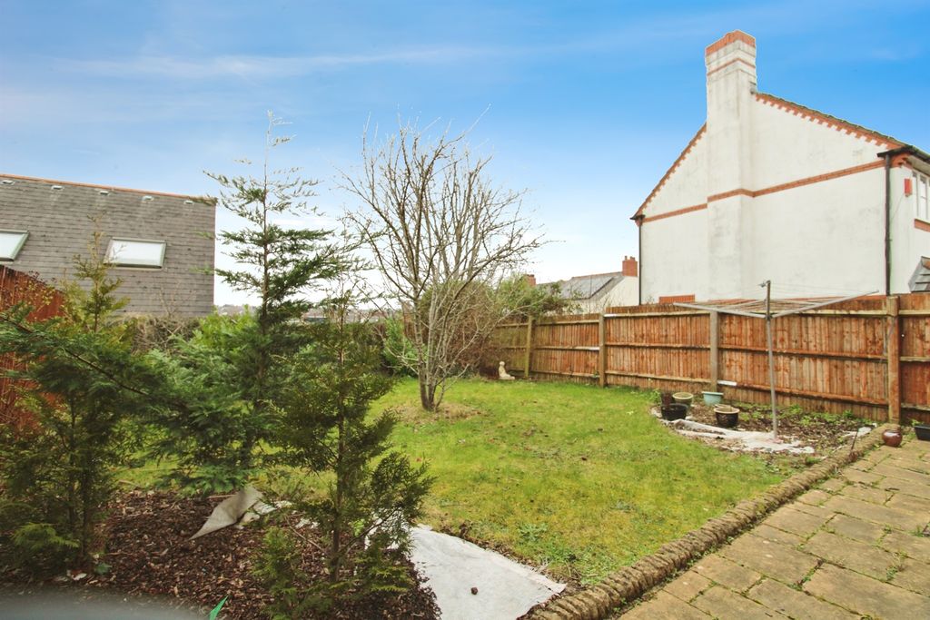 Property photo 2 of 28