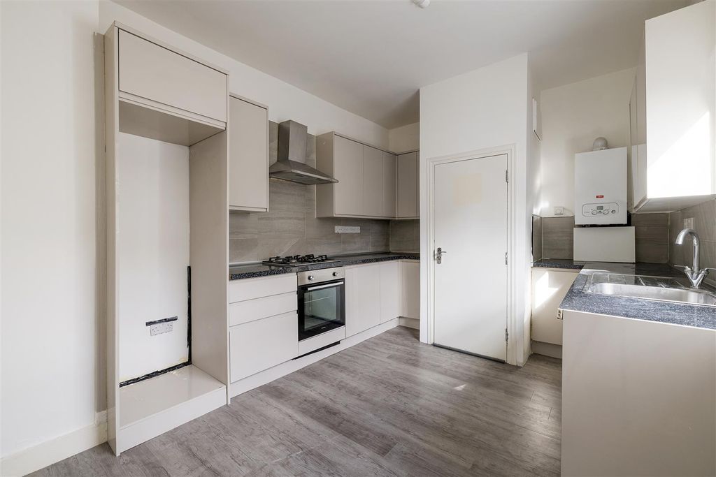 Property photo 3 of 16 Caulfield Road, E6