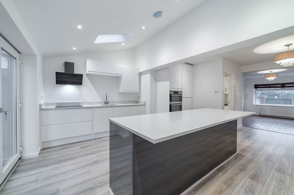 Property photo 3 of 23