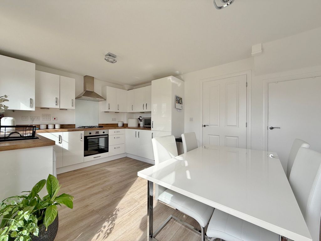 Property photo 2 of 27