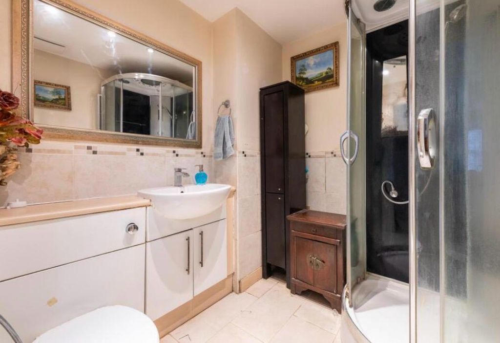 Property photo 3 of 9 Bathroom