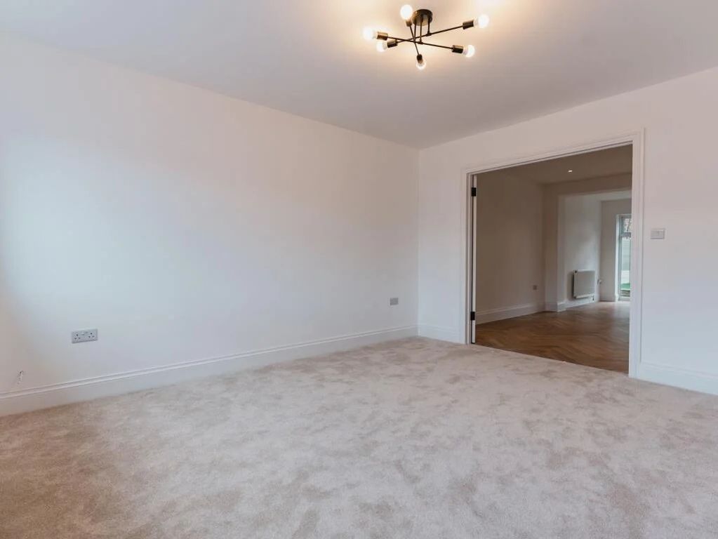 Property photo 3 of 13 Lounge