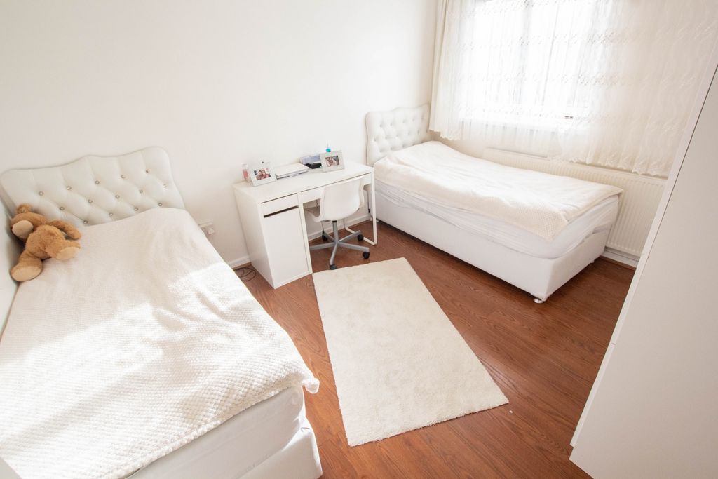 Property photo 3 of 8 Photo 4