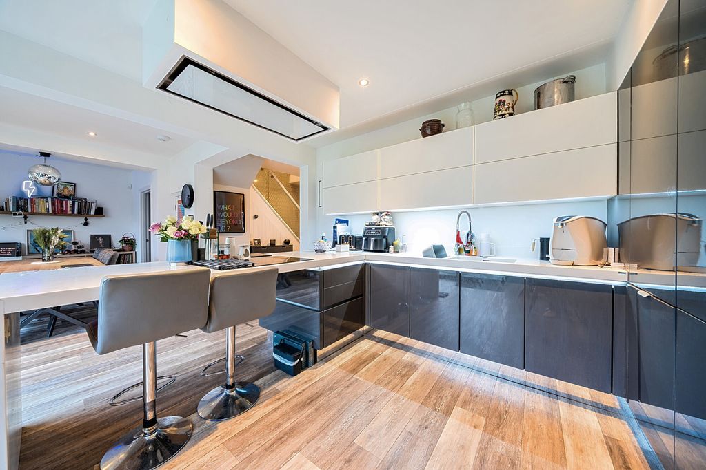 Property photo 3 of 26 Kitchen