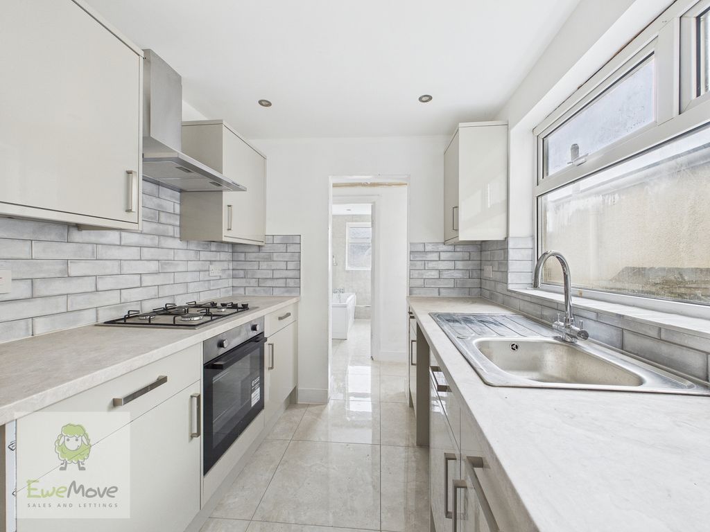 Property photo 1 of 11 Kitchen