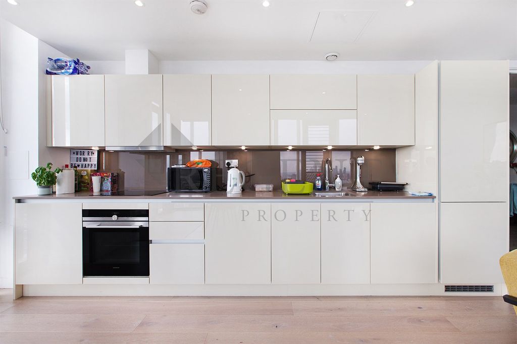 Property photo 3 of 8 Kitchen